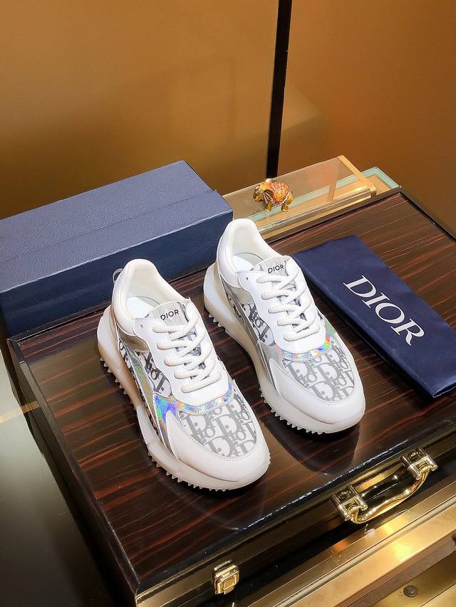 商品名称：Dior 迪奥 正规码数: 38-44 休闲鞋 商品材料：精选 牛皮鞋面，柔软羊皮内里；原厂大底。